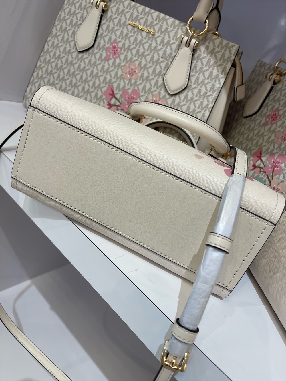 MICHAEL KORS Marilyn Sma Embellished Satchel Crossbody Messenger
Lt Cream
NWT - Picture 16 of 16